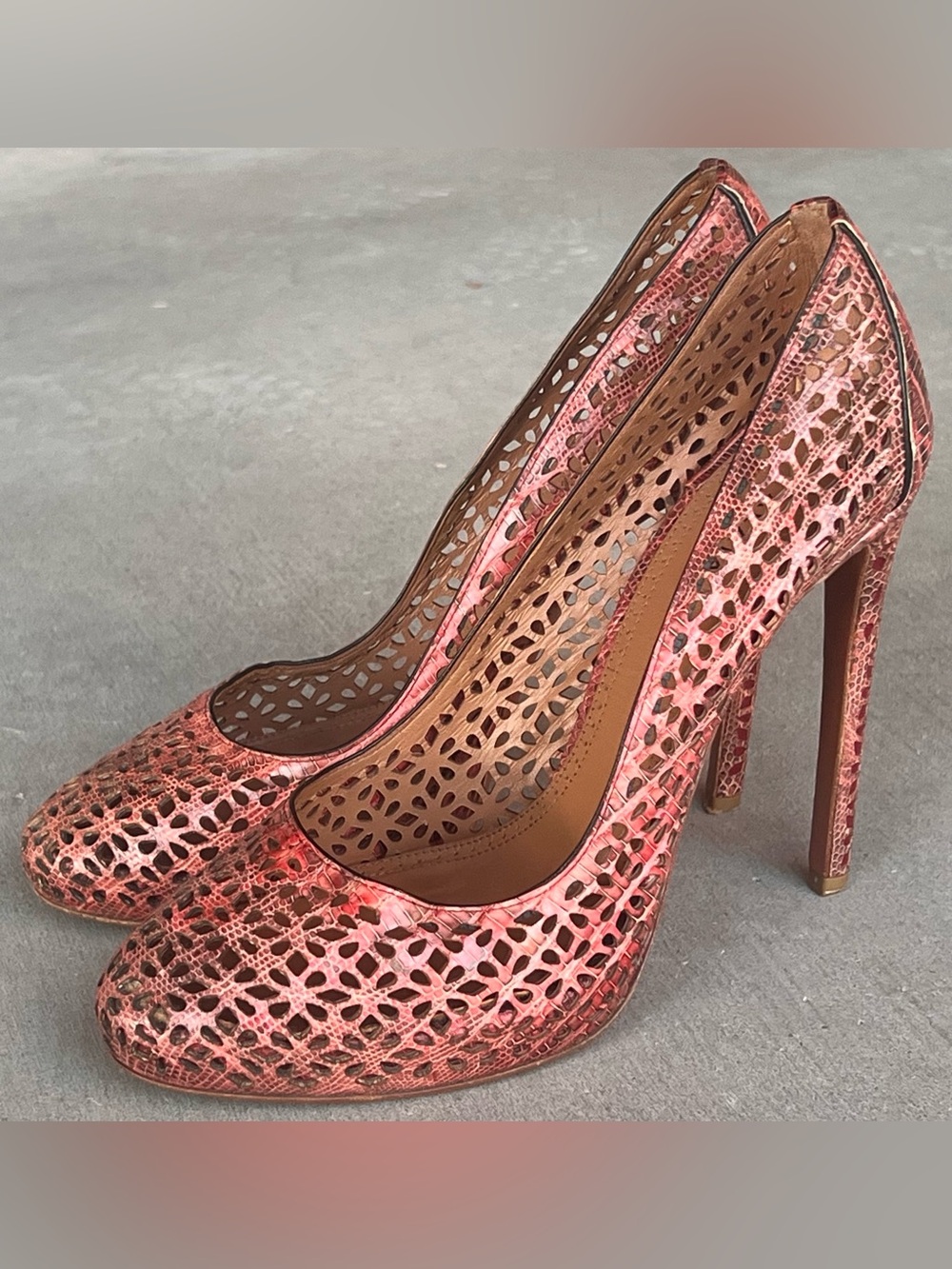 ALAÏA Laser Cut Openwork Pumps Pink Python Embossed Leather EU 39